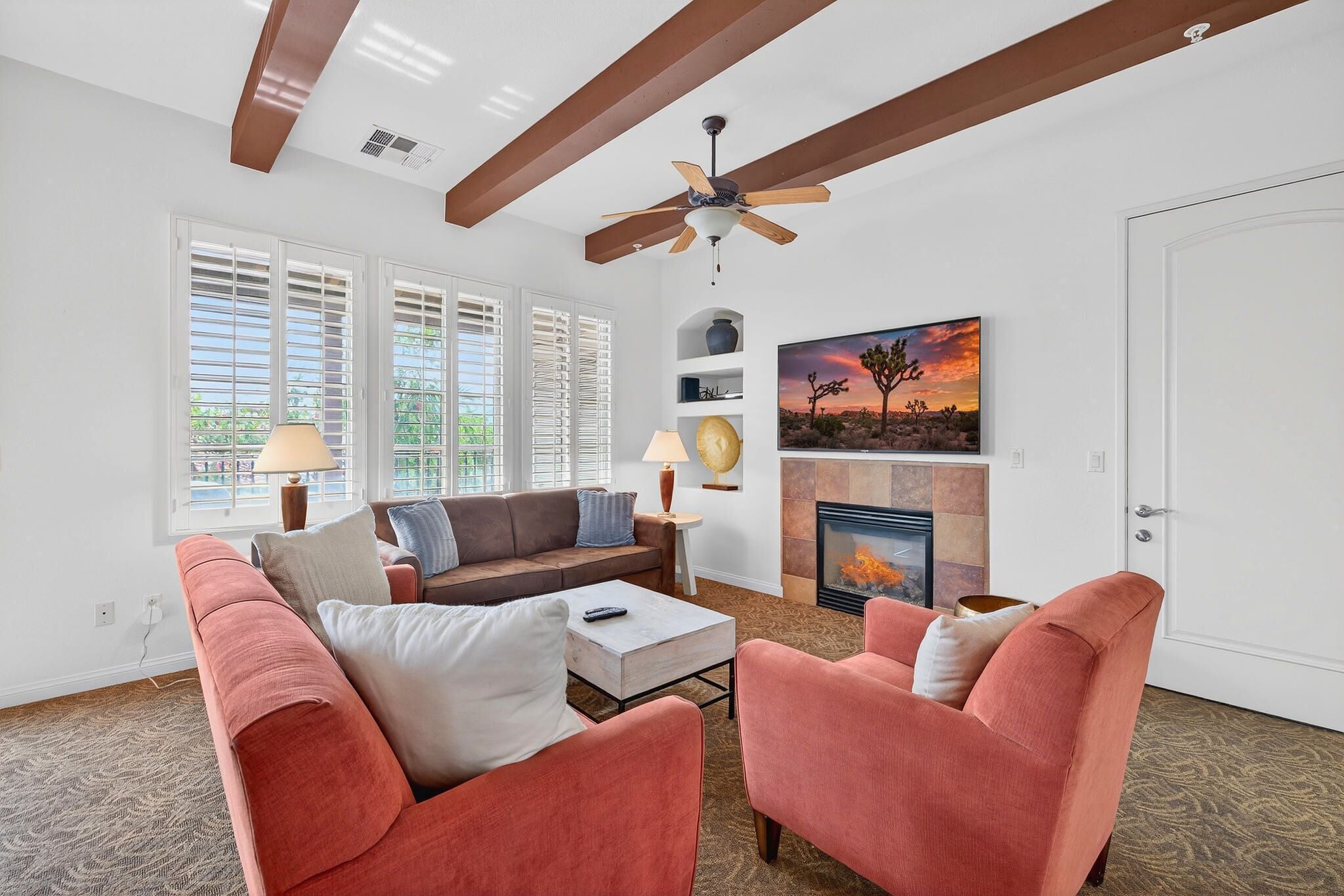 Smart TV, caminetto, studio