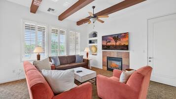 Smart TV, caminetto, studio