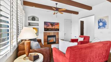 Smart-TV, Kamin, Arbeitsbereiche