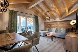 Royal-Penthouse | Wohnbereich | Flachbildfernseher