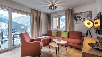 Superior-Apartment, Balkon, Bergblick | 2 Schlafzimmer, laptopgeeigneter Arbeitsplatz, schallisolierte Zimmer
