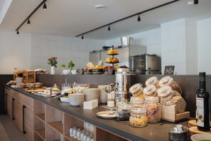 Breakfast buffet - AlpenParks Residence Glemmrise Viehhofen (Viehhofen)