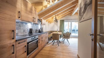 Penthouse Royal | Eget kök | Stort kylskåp, mikrovågsugn, ugn och spishäll