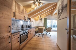 Penthouse Royal | Eget kök | Stort kylskåp, mikrovågsugn, ugn och spishäll