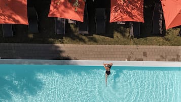 Piscine extérieure, parasols de plage, chaises longues