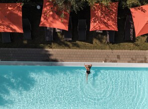 Εποχική εξωτερική πισίνα, ομπρέλες πισίνας, ξαπλώστρες