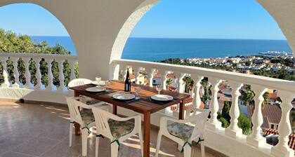 Villa with stunning sea view, private pool and garden