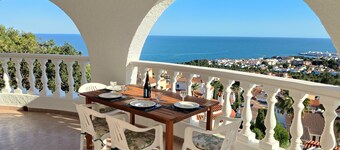 Villa with stunning sea view, private pool and garden