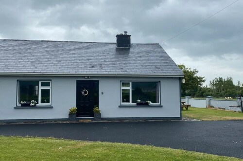 2 Bed Flat - Sleeps 4 - Garden - Parking - Wifi