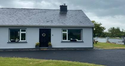 2 Bed Flat - Sleeps 4 - Garden - Parking - Wifi