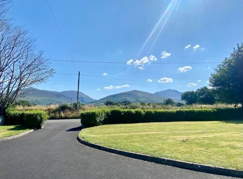 2 Bed Flat - Sleeps 4 - Garden - Parking - Wifi
