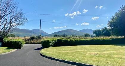 2 Bed Flat - Sleeps 4 - Garden - Parking - Wifi