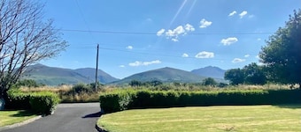 2 Bed Flat - Sleeps 4 - Garden - Parking - Wifi