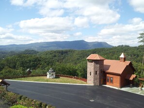 Exterior - Cozy 1-bedroom honeymoon cabin, A Magical Experience (Pigeon Forge)