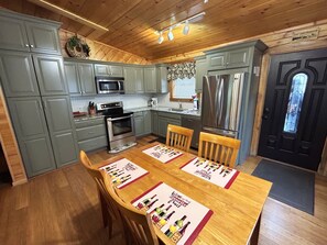 Fridge, microwave, oven, stovetop - Cozy 1-bedroom honeymoon cabin, A Magical Experience (Pigeon Forge)