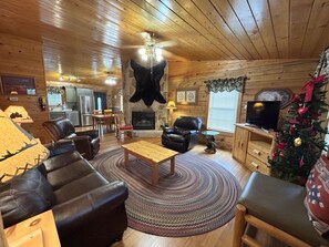 Smart TV, fireplace - Cozy 1-bedroom honeymoon cabin, A Magical Experience (Pigeon Forge)