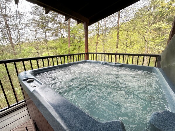 Outdoor spa tub - Cozy 1-bedroom honeymoon cabin, A Magical Experience (Pigeon Forge)