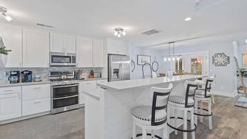 Frigorifero, microonde, forno, piano cottura