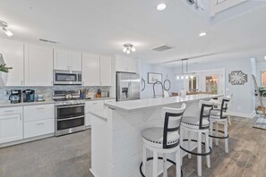 Fridge, microwave, oven, stovetop - Coastal Haven-5 mins to Beach-15 mins to dtwn (Mount Pleasant)