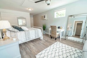 4 slaapkamers, een bureau, een strijkplank/strijkijzer, reisbedje