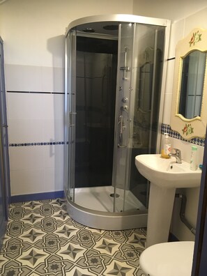 تجهيزات دش، مجففات شعر، مناشف، صابون