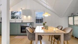 Une cuisine moderne avec un coin repas.