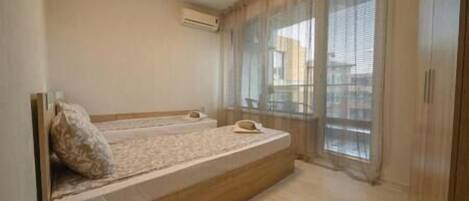 2 bedrooms, iron/ironing board, WiFi, bed sheets