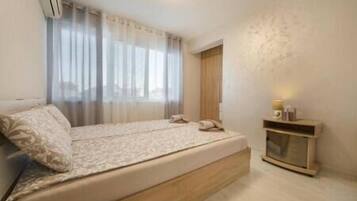 2 bedrooms, iron/ironing board, WiFi, bed sheets