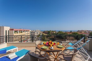 Outdoor dining - Sea view apartment 5th floor (Chania)