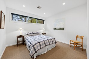 4 bedrooms, free WiFi - Lonnie - Elevate Your Escape: Luxury Living Steps from the Shore! (Queenscliffe)