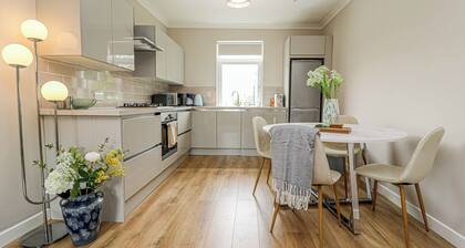Modern And Cozy Apex Apartment