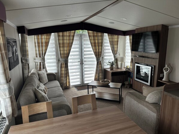 TV, fireplace - Luxury Caravan Escape by the Seaside, Port Seton (Prestonpans)