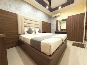 Desk, free WiFi - hotel boss palace (Mysore)