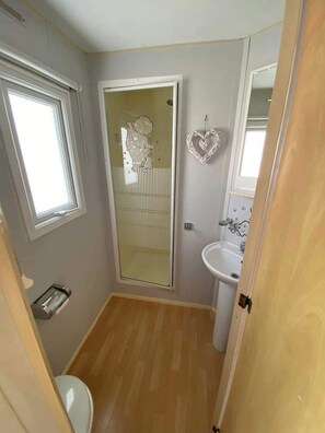 Shower, hair dryer, towels - Jaydans Retreat 2 Cozy Caravan in Newquay (Newquay)