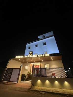 Front of property - Hotel Satsang Grand (Varanasi)