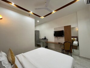 Deluxe Room | Desk, soundproofing, free WiFi - Hotel Satsang Grand (Varanasi)