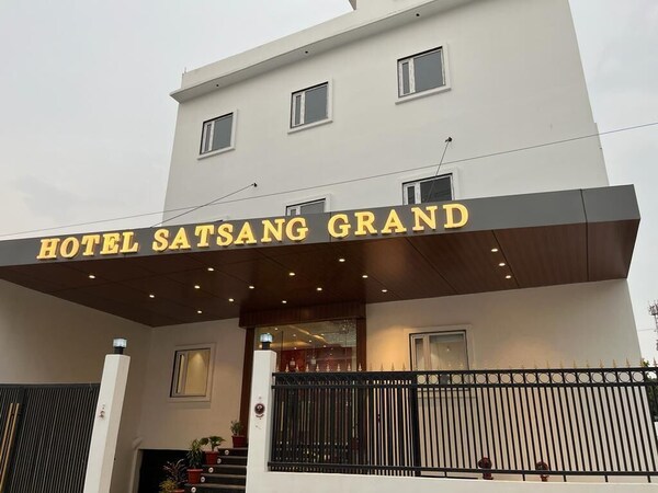 Hotel Satsang Grand - Varanasi