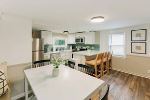 冰箱、微波炉、烤箱、炉灶