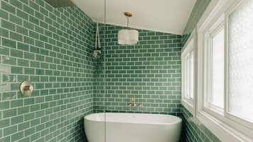 Douche, séchoir à cheveux, serviettes fournies, savon