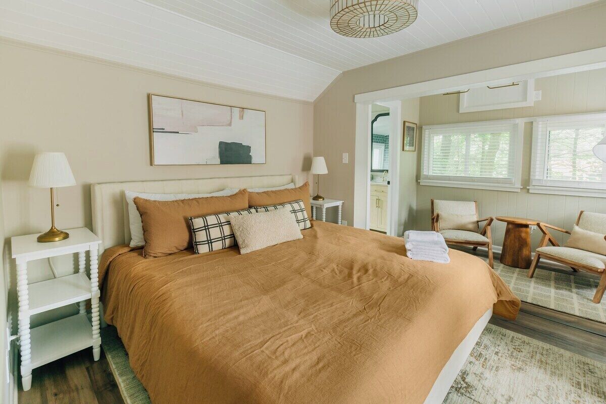 Iron/ironing board, travel crib, WiFi, bed sheets