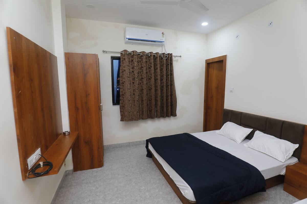Ein Schlafzimmer mit einem Bett, einem Holzschrank und einem Deckenventilator.