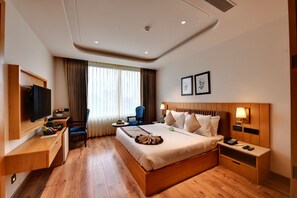 Chambre exécutive | Minibar, coffre-fort, bureau, rideaux d’obscurcissement