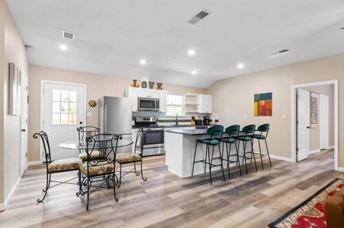 Modern Cabin in Pine Forest Near Austin