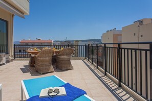 Outdoor dining - Side Sea View apartment (Chania)