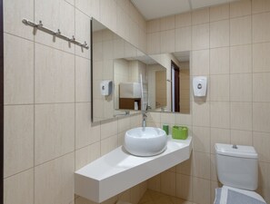 Chuveiro, secador de cabelo, toalhas de banho, sabonete