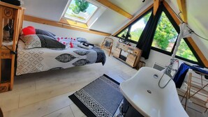 1 bedroom, WiFi (free) - Le Calme Complet - Absolute peace and quiet (LINDRY)