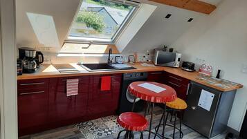 Fridge, microwave, oven, coffee/tea maker