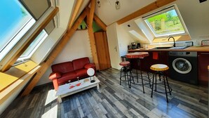 Interior - Le Calme Complet - Absolute peace and quiet (LINDRY)