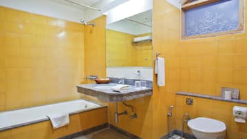 Deluxe Room | Bathroom | Shower, free toiletries, hair dryer, towels