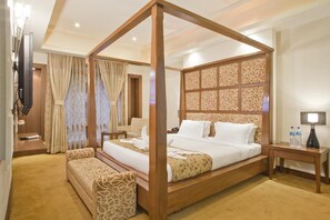 Escritorio, espacio para trabajar con laptop y wifi gratis